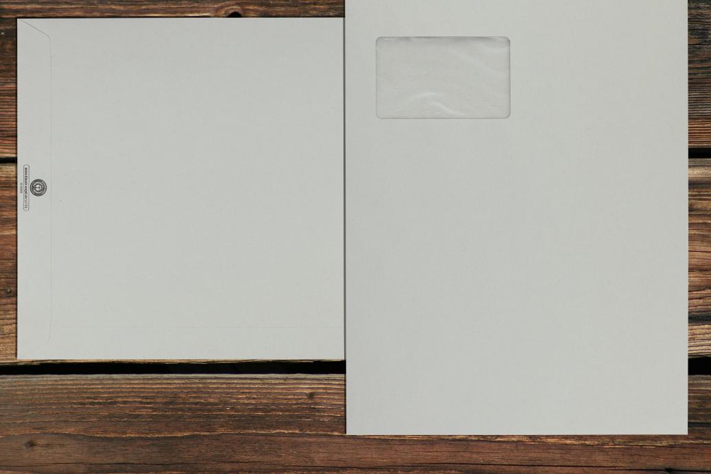 Versandtaschen mit Fenster C4 229x324 mm Haftklebend Recycling Grau 100 g/qm